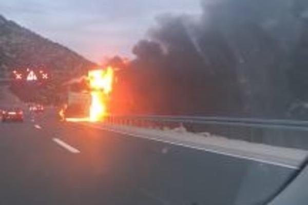 VOZAČ AUTOBUSA SPASIO 25 DECE OD POŽARA! Hrabri čovek je primetio problem pre KATASTROFE