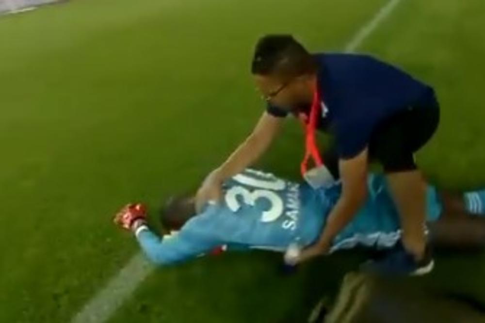 UŽAS U TURSKOJ: Golman kolabirao i pao na travu! Ustao je, ali se onda srušio i ostao da leži nepomičan!