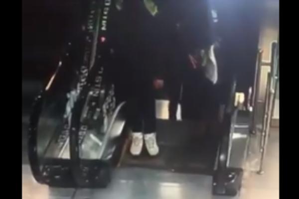 ZNATE LI ŠTA SE ZAISTA DESI AKO NE SIĐETE SA POKRETNIH STEPENICA NA VREME? Njemu se to desilo i - JEZIVO JE (VIDEO)