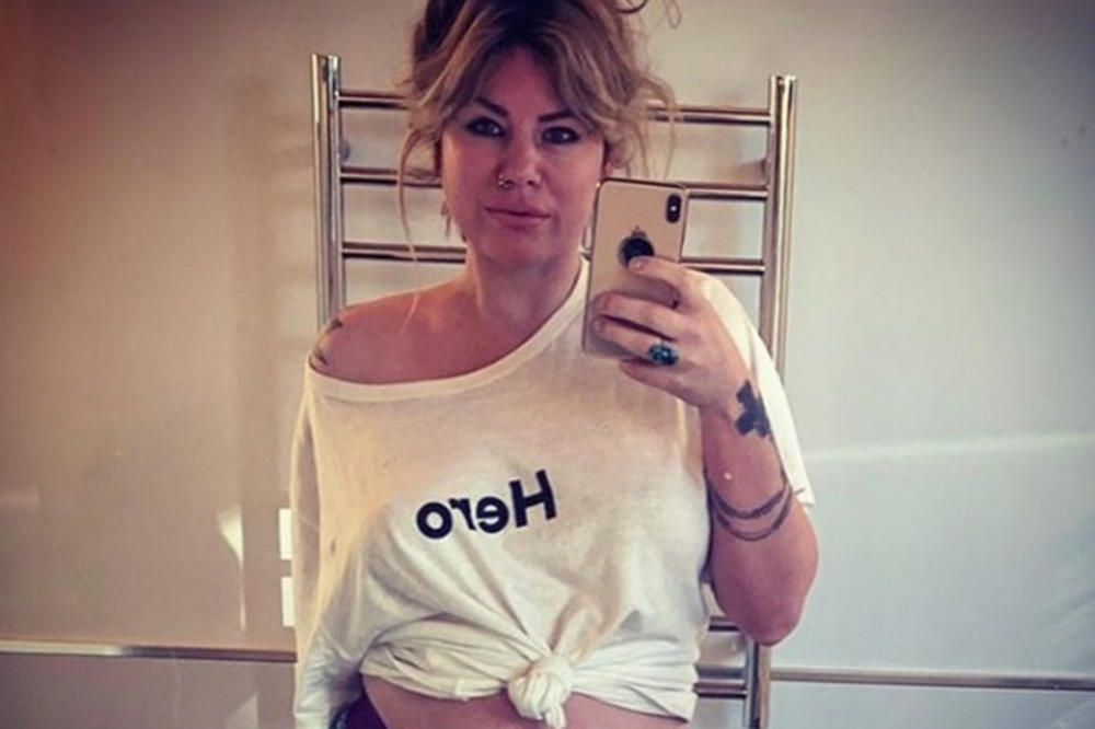 ZAŠTO KRIJETE MUŽEVE KAD IZAĐEMO MI RASPUŠTENICE?  Ovu samohranu majku usuđuju zbog VRELIH fotki, VIDITE JE SAMO