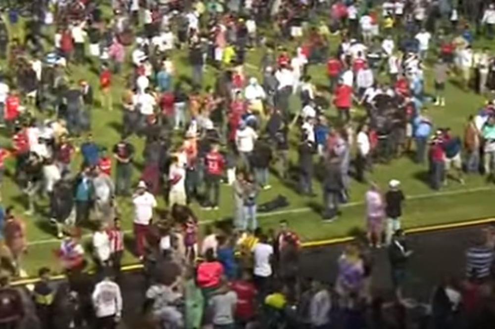 STAMPEDO NAVIJAČA UPAO NA STADION: Kamenovan autobus sa fudbalerima! Reagovala policija, ima poginulih!