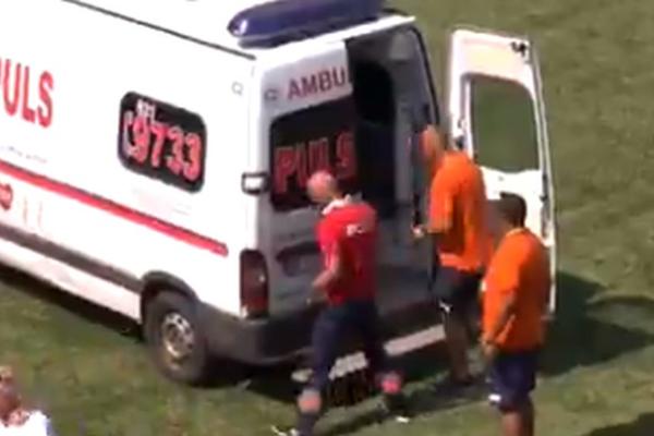 OVAKVU BIZARNOST JOŠ NISMO VIDELI: Vozač Hitne pomoći prekinuo meč!