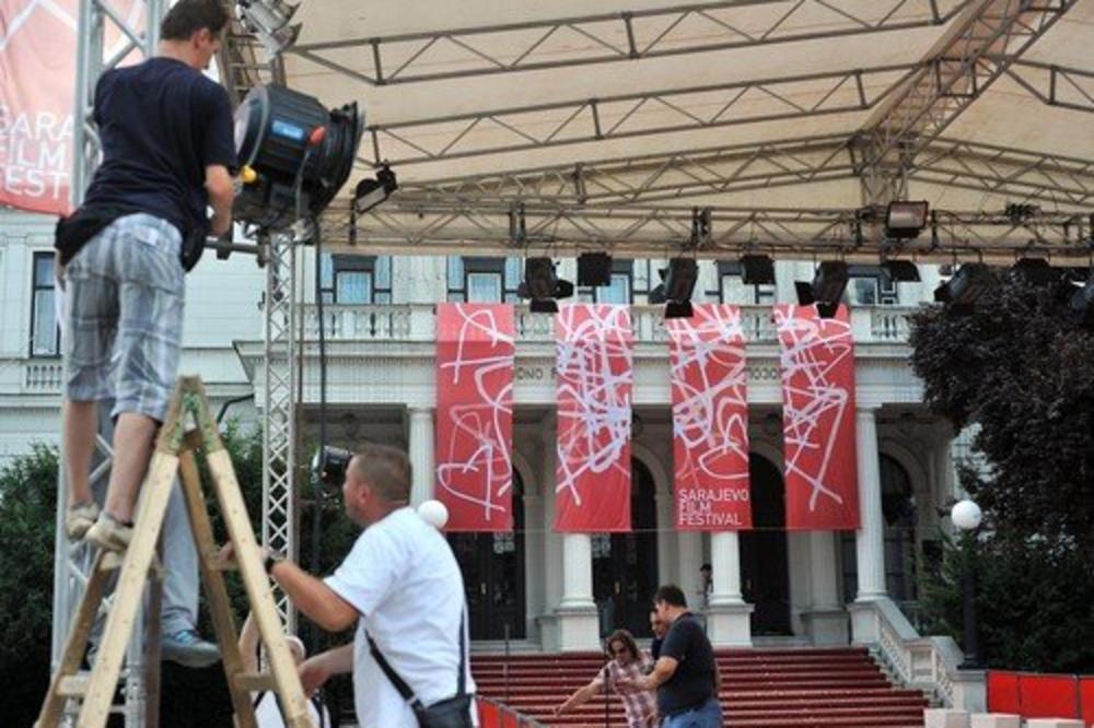 POČEO JUBILARNI SARAJEVO FILM FESTIVAL: Božo stigao u roze haljini, a Veljača se prisetila svog prvog pojavljivanja