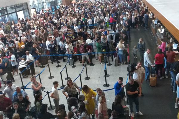 POTPUNI HAOS U PRIŠTINI: Sve je blokirano, ovo je RAZLOG!