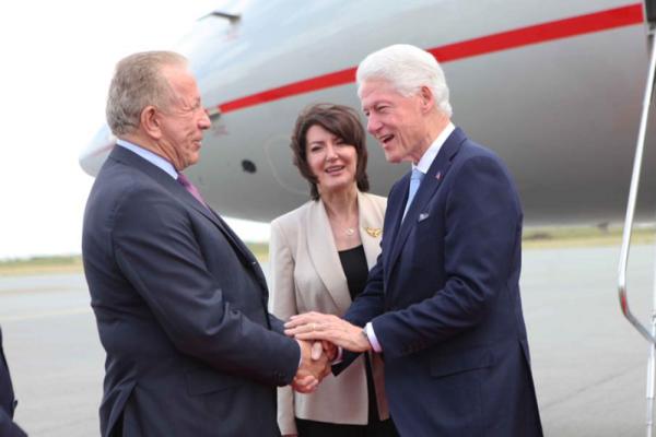 ISPRAVKA: KLINTONU NISU SA KOSOVA DOVODILI DEVOJKE NA ORGIJE!