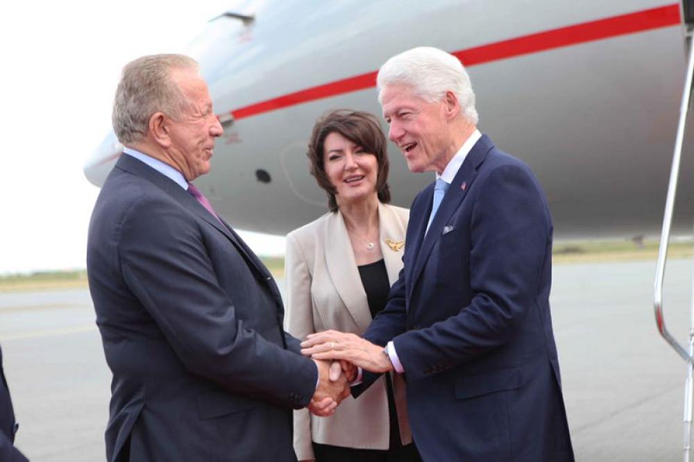 ISPRAVKA: KLINTONU NISU SA KOSOVA DOVODILI DEVOJKE NA ORGIJE!