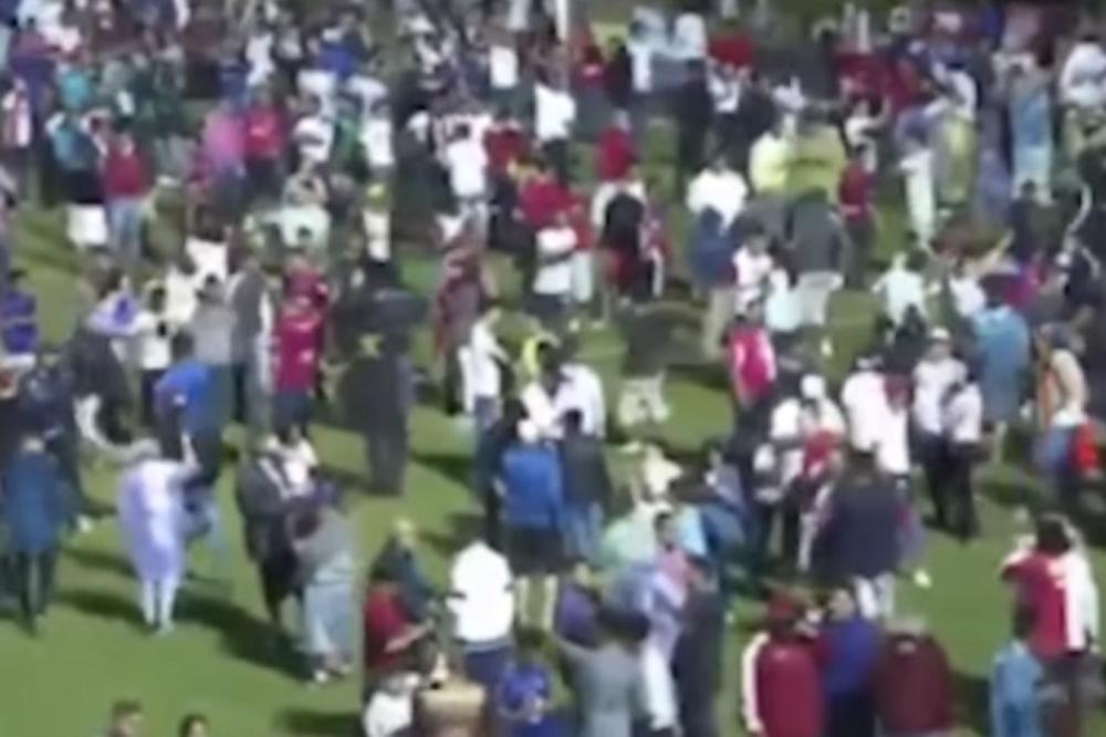 UŽAS NA FUDBALSKOJ UTAKMICI: Četiri navijača ubijena u huliganskom sukobu nasred terena!