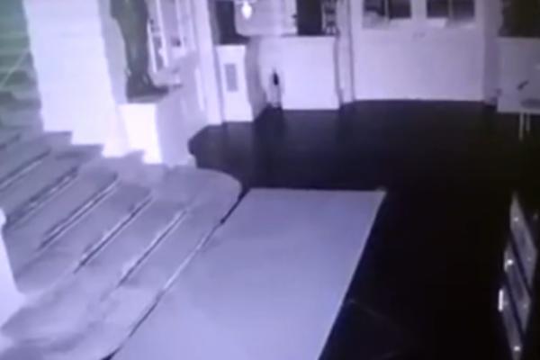 U STAROJ RUSKOJ PALATI SNIMLJENO NEŠTO JEZIVO: Usred noći nešto se kretalo kroz dvoranu! Da li je ovo DUH CARA?