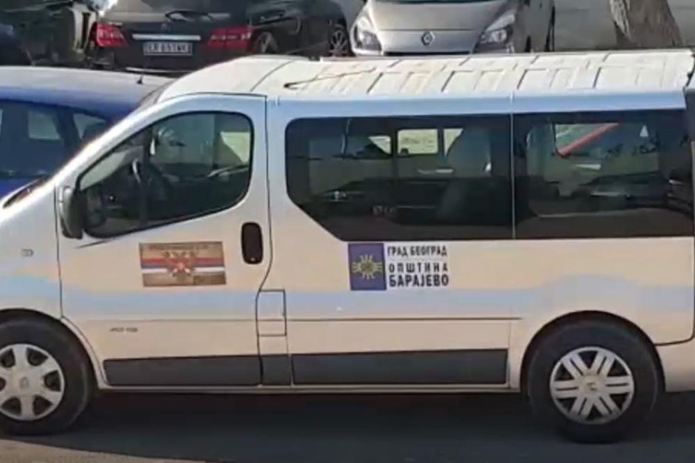 MISTERIJA SRPSKOG VOZILA NA PLAŽI U CRNOJ GORI: Odakle ovaj kombi u BUDVI? (VIDEO)