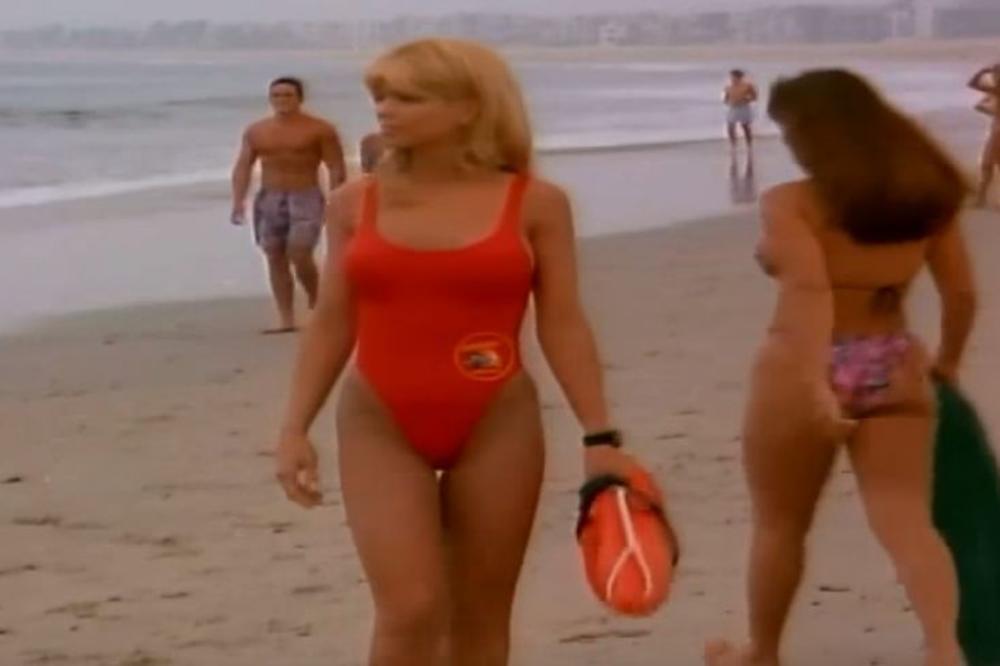 POZNATA GLUMICA SE SKINULA U 6.DECENIJI:Gledali smo je u OMILJENOJ SERIJI a sad po stare dane seva u MIKRO BIKINIJU