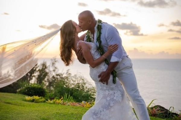 ŠOK U HOLIVUDU! Najplaćeniji glumac na svetu objavio TUŽNE VESTI, on i supruga zaraženi!