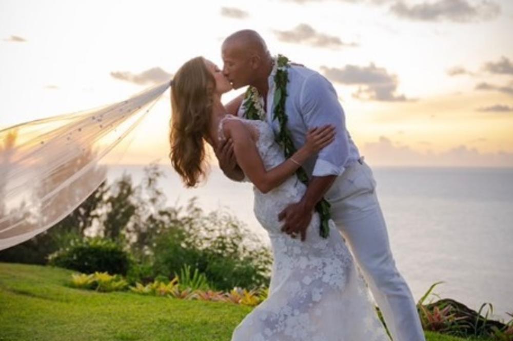 ŠOK U HOLIVUDU! Najplaćeniji glumac na svetu objavio TUŽNE VESTI, on i supruga zaraženi!