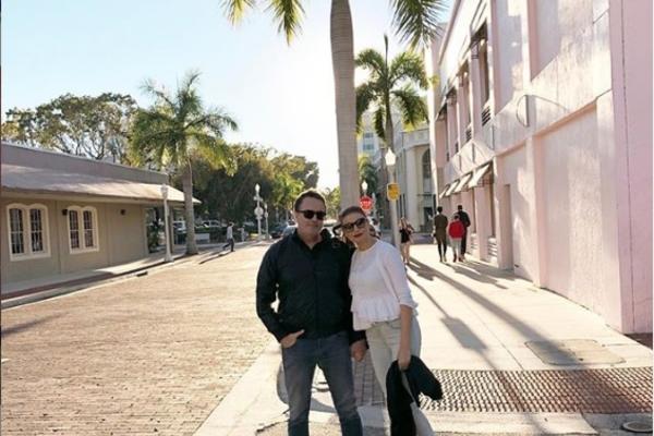 ŽENU POZNATOG VODITELJA ISPROZIVALI ZBOG ONOG ŠTO JE OBUKLA: Zbog ove HALJINE rekli joj da liči na HRPU HARTIJE!