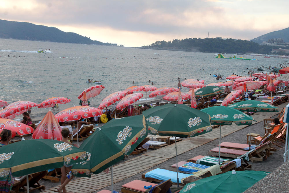 SRPKINJE SU ČEKALE POLA SATA DA IM KONOBAR U CRNOJ GORI PRIĐE: Prigovorile su mu, a njegovom odgovoru SMEJU SE SVI!