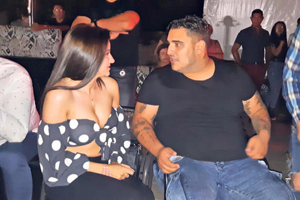 OGROMNA SVAĐA DARKA LAZIĆA I MARINE U JAVNOSTI ZBOG ALKOHOLA! Ako ti smeta što pijem idi i ne VRAĆAJ SE!