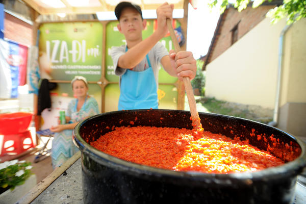 NAJAJVAR MAJSTORI UKRSTILI VARJAČE U BRUSU: Počela je šesta sezona karavana "Izađi mi na teglu"