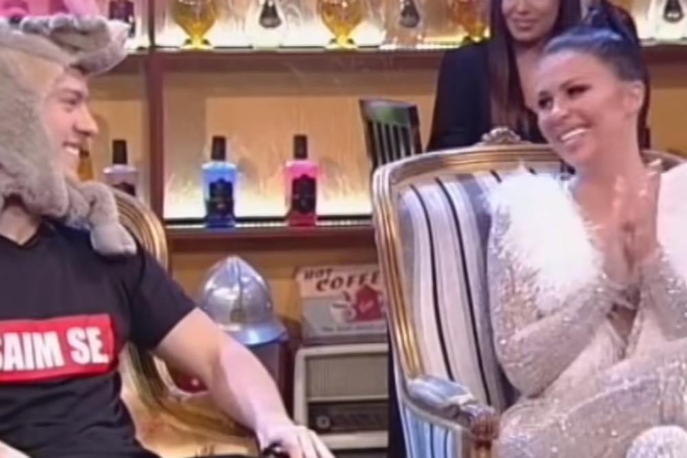 BAKA PRASE PROGANJA STANIJU! Odlepio zbog njene FOTKE U TOPLESU pa joj non-stop PIŠE PORUKE!