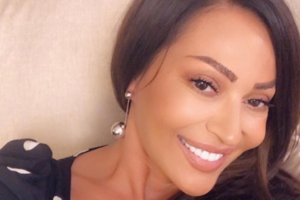 CECA OTKRILA DEKOLTE U PETOJ DECENIJI: Ipak, niko nije očekivao 1 stvar od nje! (FOTO)