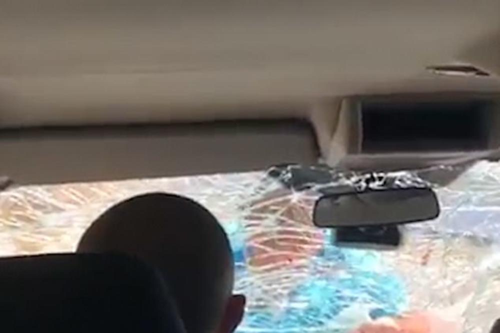 PODIVLJALI ALBANAC KRVAVIM RUKAMA RAZBIJAO ŠOFERŠAJBNU: Vozili su ga na haubi 3 KILOMETRA! (VIDEO)