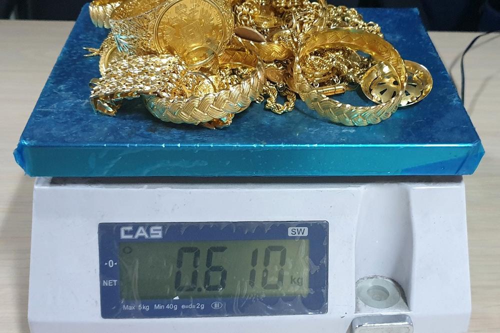 CARINICI OTVORILI GEPEK MERCEDESA IZ MAKEDONIJE, IMALI SU ŠTA DA VIDE! Ovoliko zlato se ne pamti još od doba Turaka