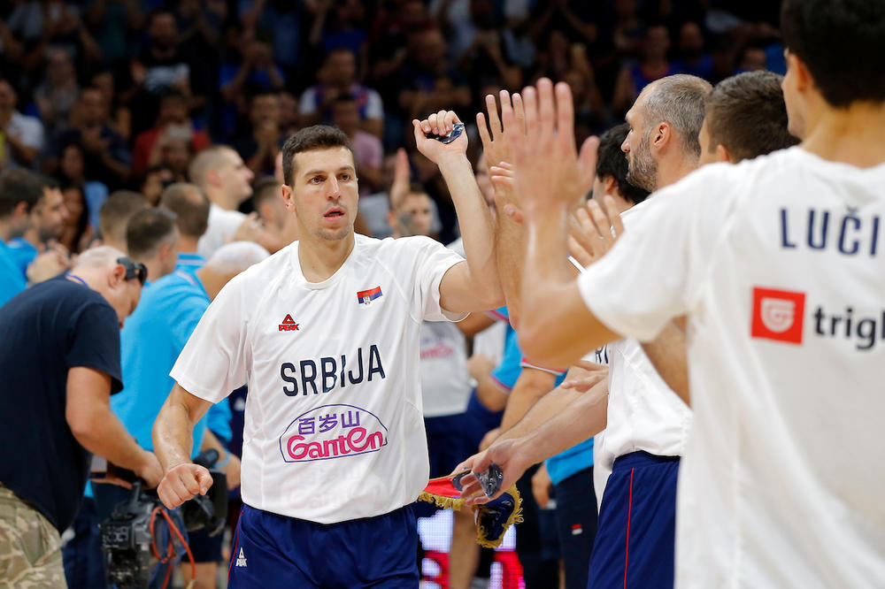 I ZBOG OVOGA ĆE NAM NEDOSTAJATI JUNAČINA GAGI: Milosavljević, iako ne ide u Kinu, došao da isprati saigrače!