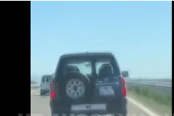 AUTO SA SLUŽBENIM TABLICAMA DIVLJAO PO AUTO-PUTU U SRBIJI: Čovek ga pratio i SVE SNIMIO! (VIDEO)