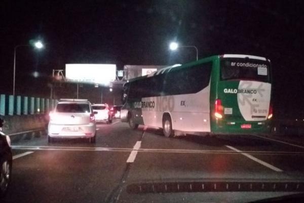 OTMICA NA MOSTU: Maskirani muškarac upao u autobus i zarobio putnike kao TAOCE (VIDEO)