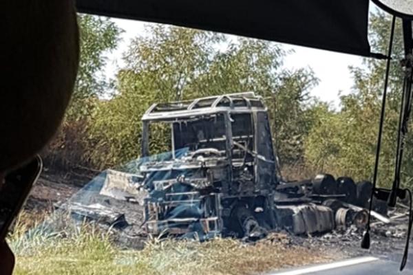 (EKSKLUZIVNE FOTOGRAFIJE) ZAPALIO SE KAMION: Vatrogasci na terenu, policija stigla!