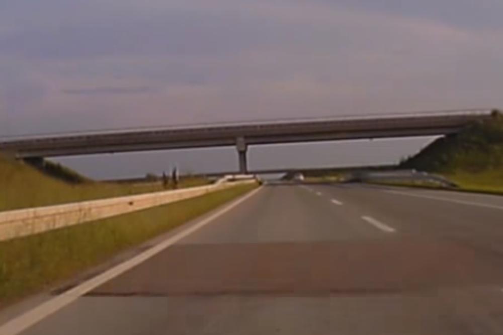 BOŽE, KAKVIH SVE BUDALA IMA U SRBIJI: Policija je uhvatila ovu trojicu na AUTO-PUTU, MOGLI SU NEKOG DA UBIJU!