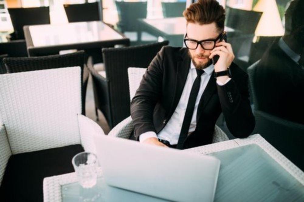 NISTE IMALI POJMA! Evo zašto je dugmad kod muškaraca na levoj, a kod žena na desnoj strani odeće