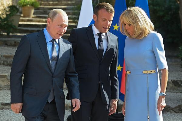 MAKRONOVA ŽENA SE BAŠ POTRUDILA ZA SASTANAK SA PUTINOM! Haljina joj je pun pogodak, ali CIPELE SU BOMBA (FOTO)