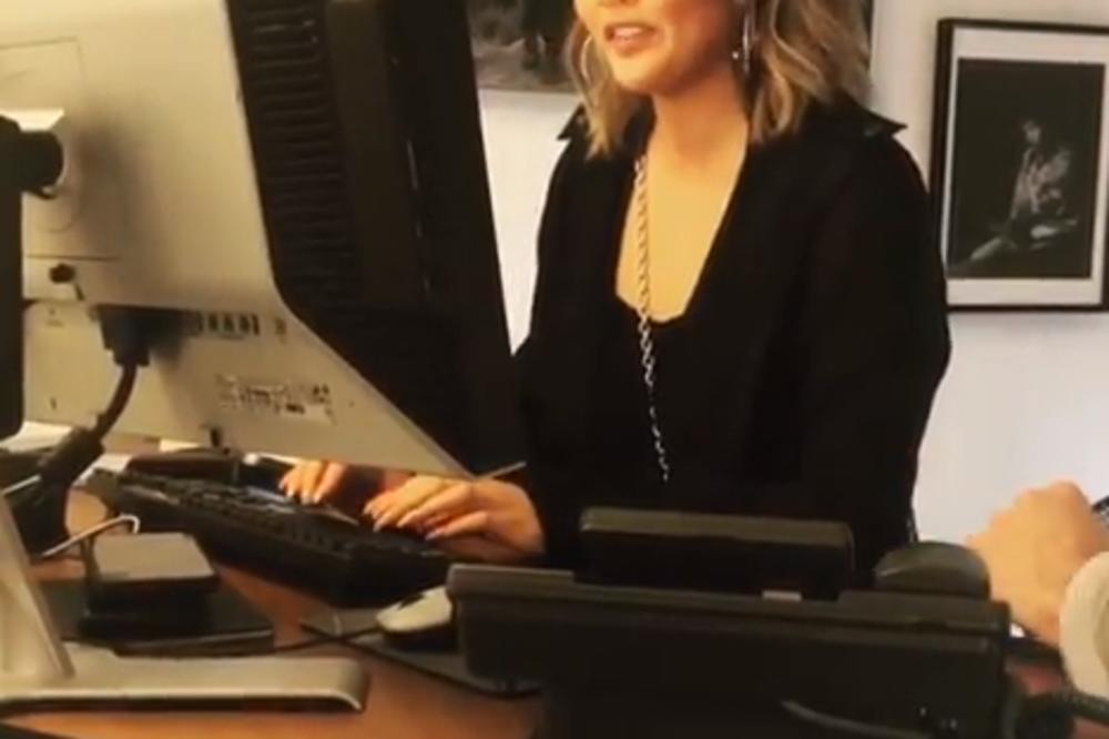 MANEKENKA IZVADILA SILIKONE, OD BOLOVA NIJE MOGLA DA SPAVA! Pokazala grudi, rukom pokrila bradavice