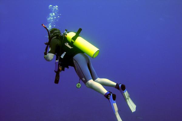 RONIOCI PRONAŠLI ČUDNU KUTIJU NA DNU MORA: Čim su je otvorili, POTEKLE SU IM SUZE!