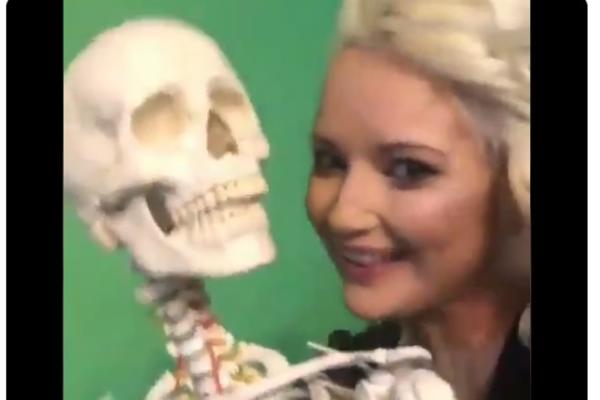 MOLIMO ZA NALAZ I MIŠLJENJE OVOG SNIMKA? Maja Nikolić nikad LUĐA, ljubi KOSTURA i uvija se sa njim (VIDEO)