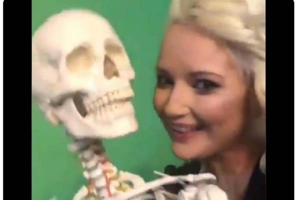 MOLIMO ZA NALAZ I MIŠLJENJE OVOG SNIMKA? Maja Nikolić nikad LUĐA, ljubi KOSTURA i uvija se sa njim (VIDEO)