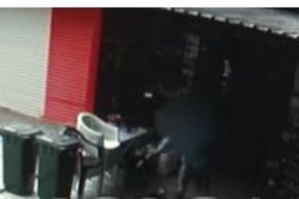 STRAVIČAN SNIMAK, ALBANAC BRUTALNO TUKAO DEVOJČICU (7) NA KOSOVU: Ovo je nešto NAJBRUTALNIJE što postoji! (VIDEO)