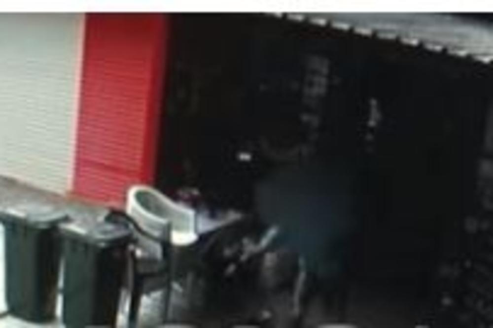 STRAVIČAN SNIMAK, ALBANAC BRUTALNO TUKAO DEVOJČICU (7) NA KOSOVU: Ovo je nešto NAJBRUTALNIJE što postoji! (VIDEO)