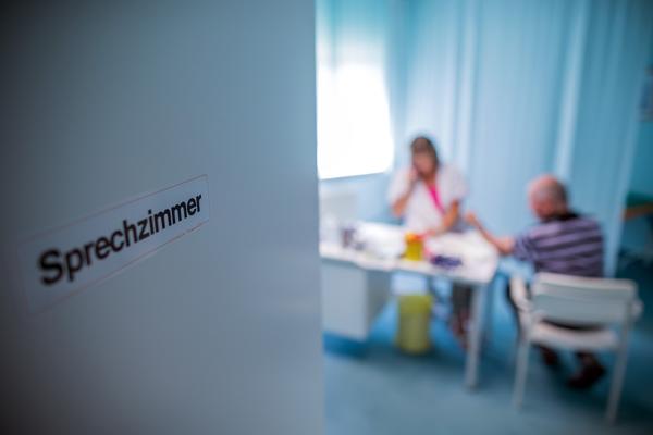 AKO STE SRPSKA MEDICINSKA SESTRA, OVO JE POSLEDNJA PRILIKA DA DOĐETE DO PLATE OD 2.400 EVRA! Javite se samo ovde