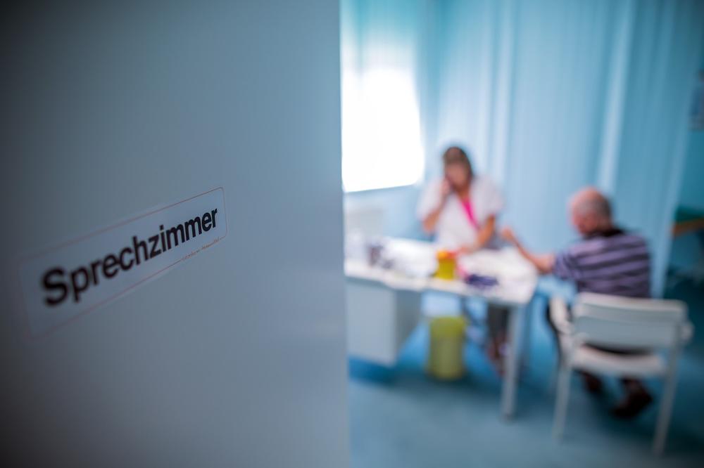 AKO STE SRPSKA MEDICINSKA SESTRA, OVO JE POSLEDNJA PRILIKA DA DOĐETE DO PLATE OD 2.400 EVRA! Javite se samo ovde