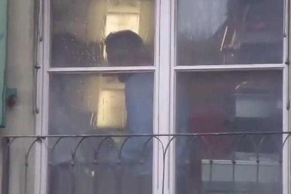 INCIDENTI U BERNU! LETELE FLAŠE I LIMENKE! Albanac provocirao Delije, usledio je žestok odgovor navijača Zvezde!