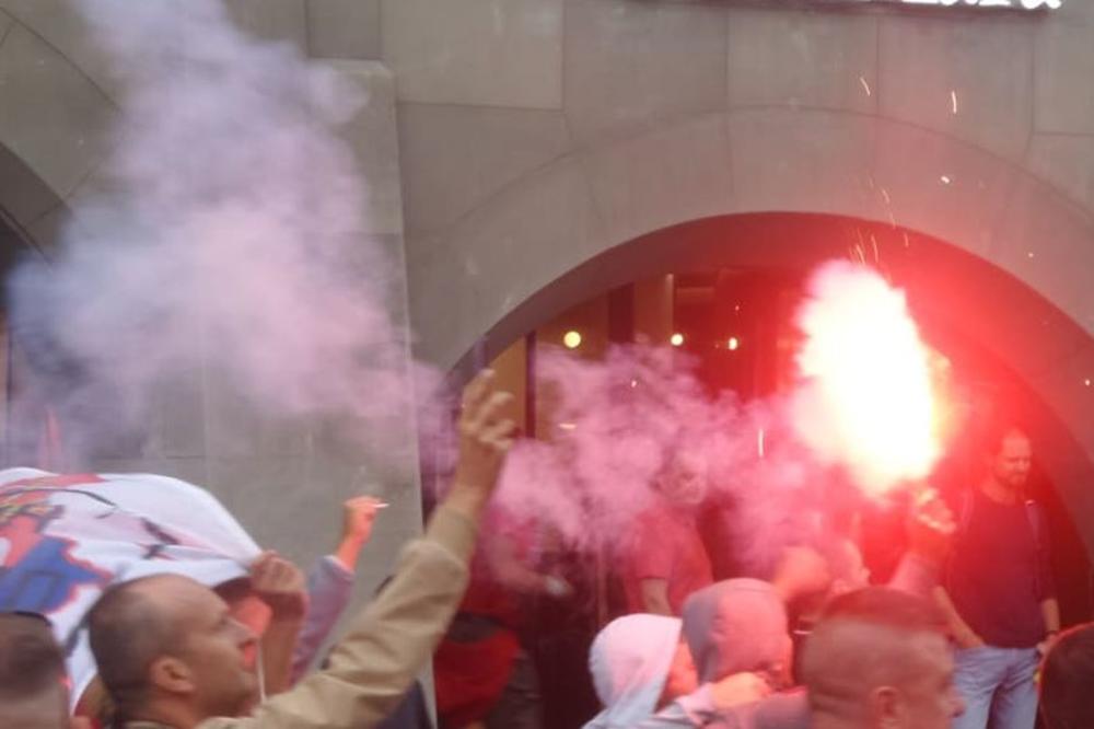 TUČA DELIJA U BERNU, ZAČULI SE PUCNJI: Haos tokom kortea navijača Zvezde zbog provokacije oko Kosova!