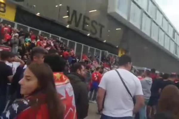 NAVIJAČI ZVEZDE OSTALI ISPRED STADIONA: Ogroman broj Delija poljubio vrata Vankdorf arene!