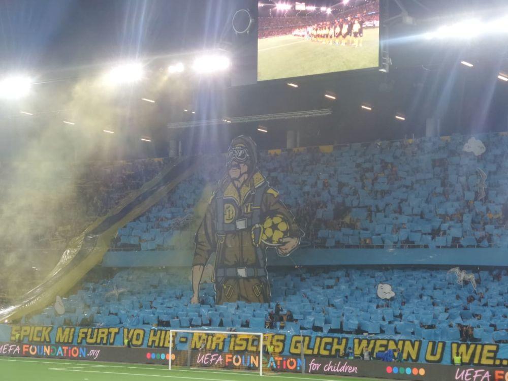 Cela koreografija sa tekstom na švajcarskom slengu gde se pominje sreća  