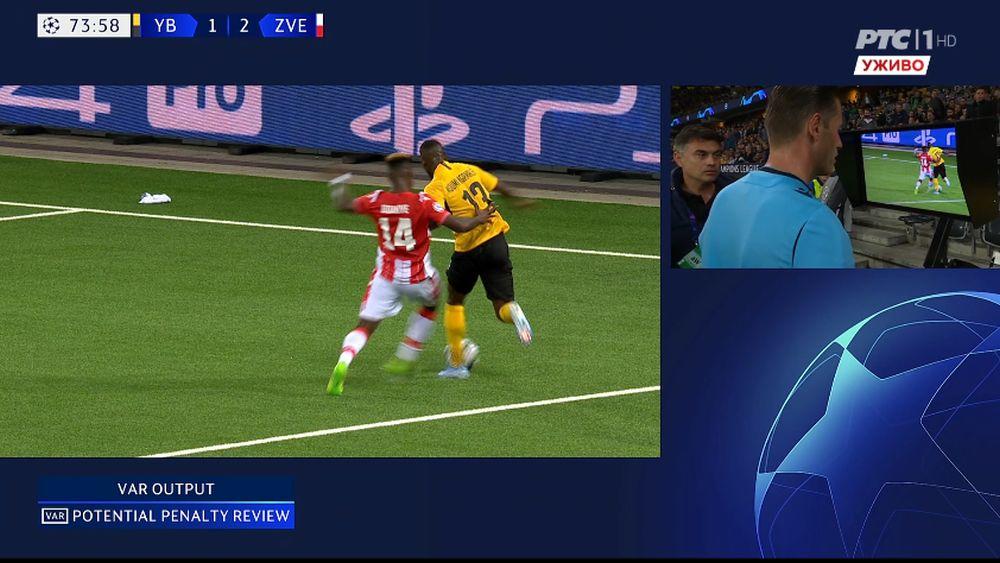 Sudija pregleda VAR snimak i presuđuje da je penal za Jang Bojs