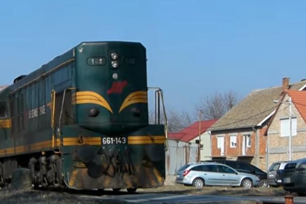 HOROR KOD LESKOVCA: Teretni voz naleteo na automobil, povređen vozač