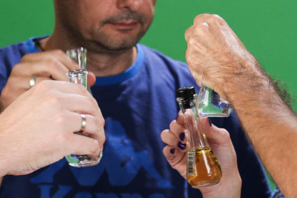 LOZOVAČA ALBANCA IZ ORAHOVCA ODNELA JOŠ JEDAN ŽIVOT: I četvrti Srbin umro zbog trovanja rakijom