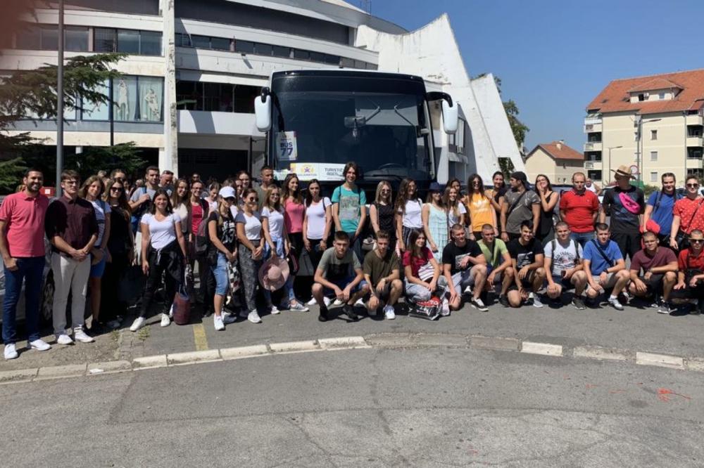 NAJBOLJI MATURANTI I STUDENTI OTPUTOVALI NA ZAKINTOS: Matursko leto i ove godine u Obrenovcu!