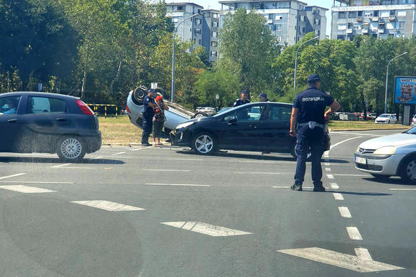STRAVIČNA NESREĆA NA NOVOM BEOGRADU: U kružnom toku kod opštine automobil se okrenuo na krov! (FOTO, VIDEO)