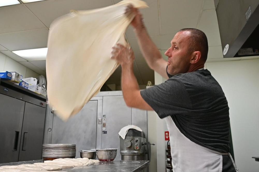 OVAKO SE PRAVI NAJBOLJI BUREK U AMERICI: Pekar Bojan i njegove vratolomije (VIDEO)