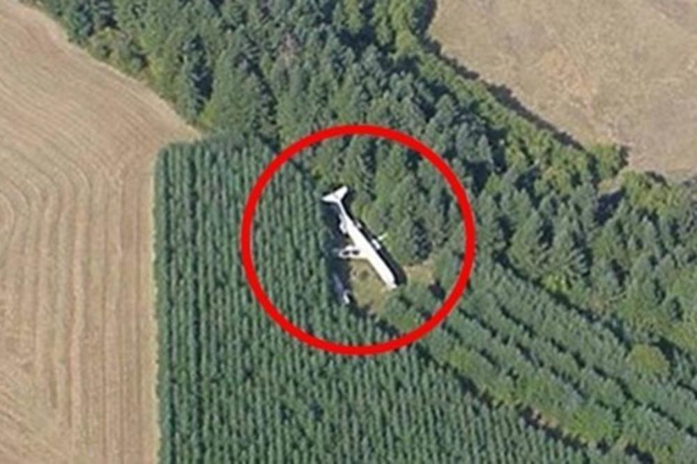 USRED ŠUME SU SNIMILI AVION: Kada su zavirili unutra, doživeli su ogromno IZNENAĐENJE (VIDEO)